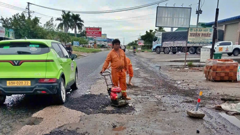 Rốt r&aacute;o khắc phục hư hỏng tr&ecirc;n tuyến Quốc lộ 1 qua C&agrave; Mau- Ảnh 2.