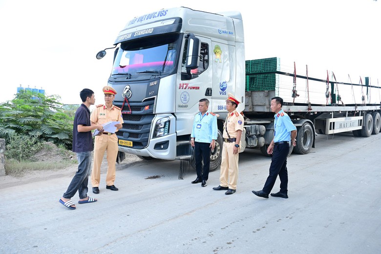 Hải Ph&ograve;ng: Xử l&yacute; xe qu&aacute; tải lưu th&ocirc;ng tr&ecirc;n tuyến đ&ecirc; biển- Ảnh 2.