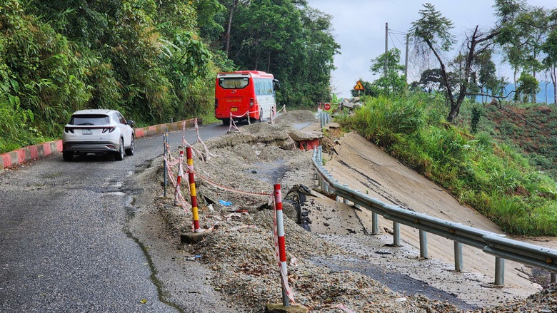 Gấp r&uacute;t khắc phục hư hỏng, đứt g&atilde;y nền đường QL24- Ảnh 1.