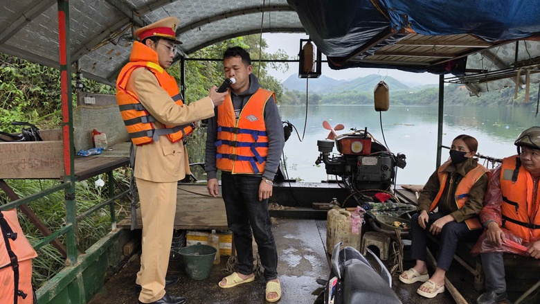 Tuy&ecirc;n Quang: Siết chặt bảo đảm an to&agrave;n giao th&ocirc;ng đường thủy m&ugrave;a mưa lũ- Ảnh 1.
