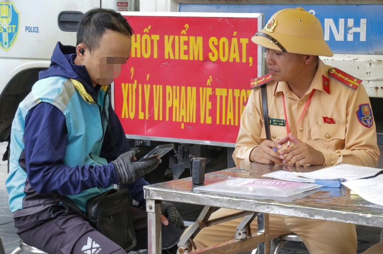 Vượt t&iacute;n hiệu cảnh b&aacute;o t&agrave;u bị phạt nặng, v&igrave; sao nhiều t&agrave;i xế vẫn vi phạm?- Ảnh 5.