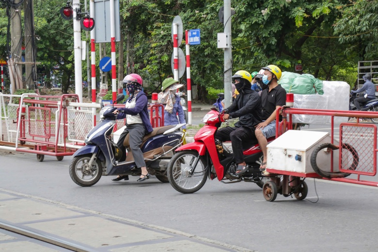 Vượt t&iacute;n hiệu cảnh b&aacute;o t&agrave;u bị phạt nặng, v&igrave; sao nhiều t&agrave;i xế vẫn vi phạm?- Ảnh 3.