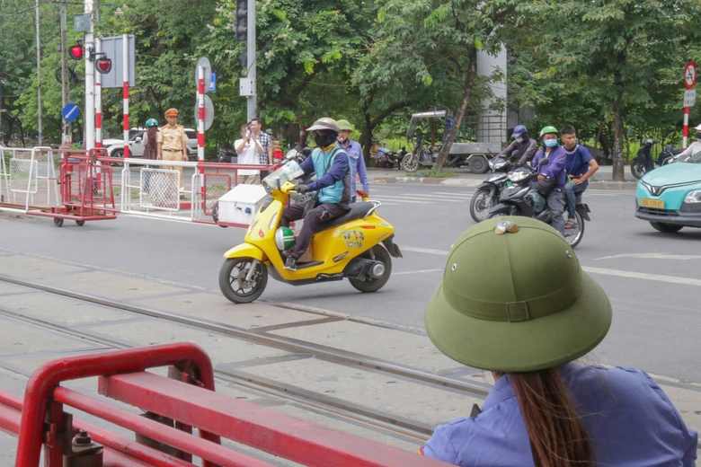 Vượt t&iacute;n hiệu cảnh b&aacute;o t&agrave;u bị phạt nặng, v&igrave; sao nhiều t&agrave;i xế vẫn vi phạm?- Ảnh 2.