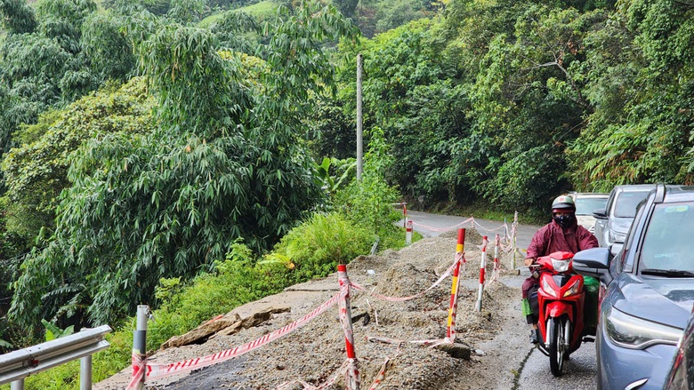 Gấp r&uacute;t khắc phục hư hỏng, đứt g&atilde;y nền đường QL24- Ảnh 3.