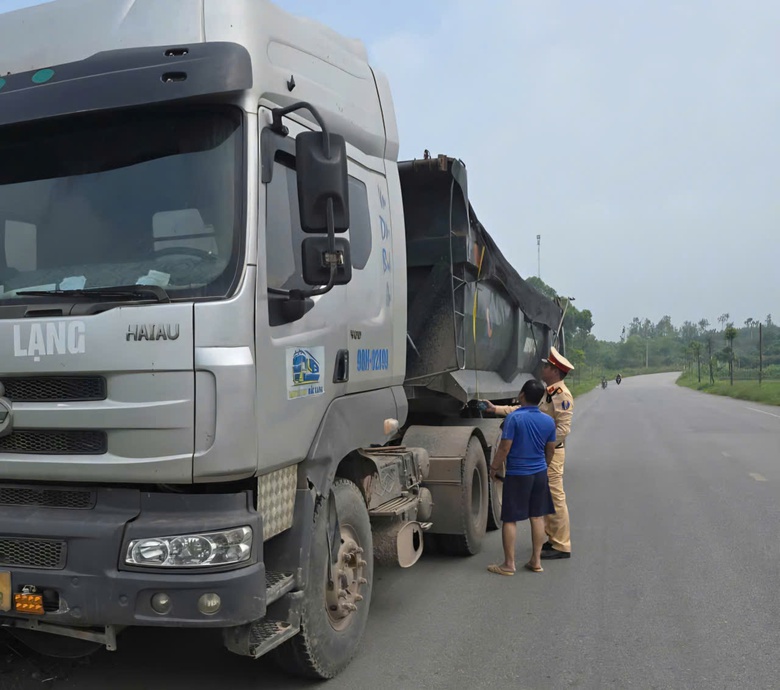 Bắc Ninh tăng cường kiểm so&aacute;t xe chở vật liệu vi phạm an to&agrave;n giao th&ocirc;ng- Ảnh 2.