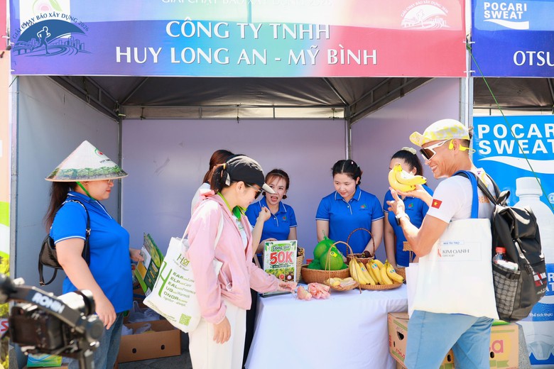Những &ldquo;c&aacute;nh tay nối d&agrave;i&rdquo; tiếp sức cho runner, lan tỏa gi&aacute; trị Giải chạy B&aacute;o X&acirc;y dựng - Ảnh 3.
