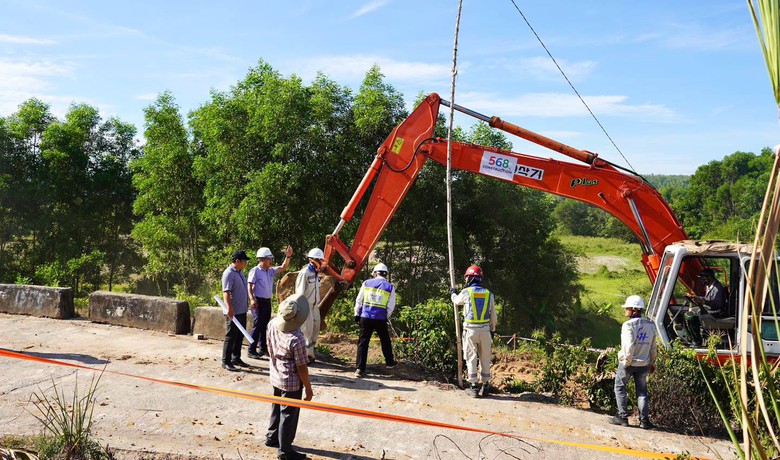 Quảng Ng&atilde;i bảo vệ thi c&ocirc;ng, đẩy nhanh tiến độ dự &aacute;n đường 3.500 tỷ đồng - Ảnh 2.