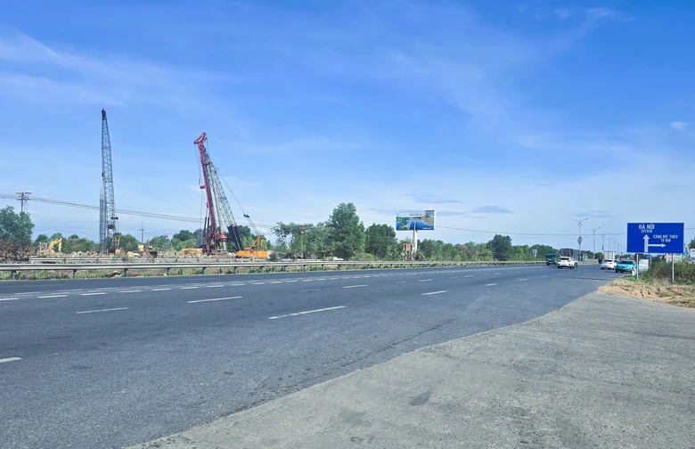 Đẩy nhanh thi công dự án QL15D đoạn từ cảng Mỹ Thủy đến cao tốc Cam Lộ - La Sơn - Ảnh 12.