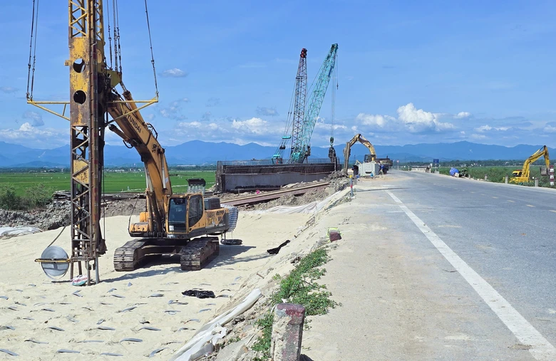 Đẩy nhanh thi công dự án QL15D đoạn từ cảng Mỹ Thủy đến cao tốc Cam Lộ - La Sơn - Ảnh 5.