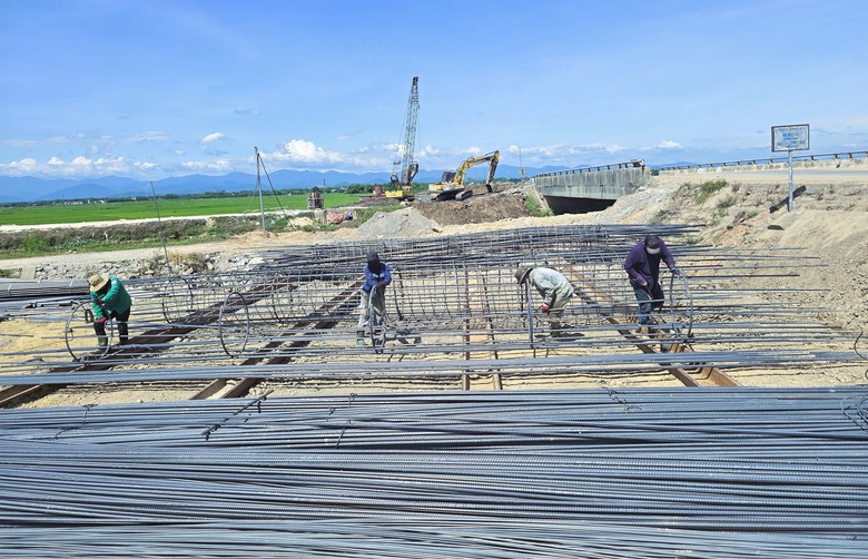Đẩy nhanh thi công dự án QL15D đoạn từ cảng Mỹ Thủy đến cao tốc Cam Lộ - La Sơn - Ảnh 15.