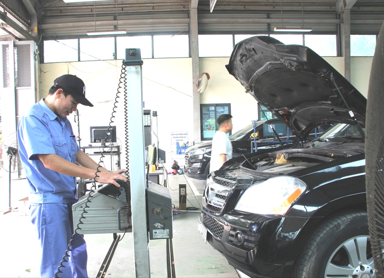 Ph&acirc;n cấp giải quyết thủ tục cấp mới, cấp lại chứng chỉ đăng kiểm vi&ecirc;n về địa phương từ 1/7 - Ảnh 1.