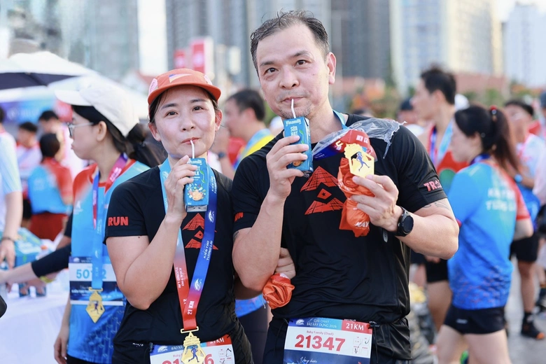 Những &ldquo;c&aacute;nh tay nối d&agrave;i&rdquo; tiếp sức cho runner, lan tỏa gi&aacute; trị Giải chạy B&aacute;o X&acirc;y dựng - Ảnh 2.