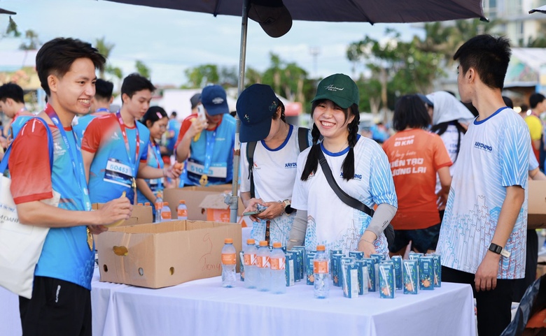 Những &ldquo;c&aacute;nh tay nối d&agrave;i&rdquo; tiếp sức cho runner, lan tỏa gi&aacute; trị Giải chạy B&aacute;o X&acirc;y dựng - Ảnh 1.