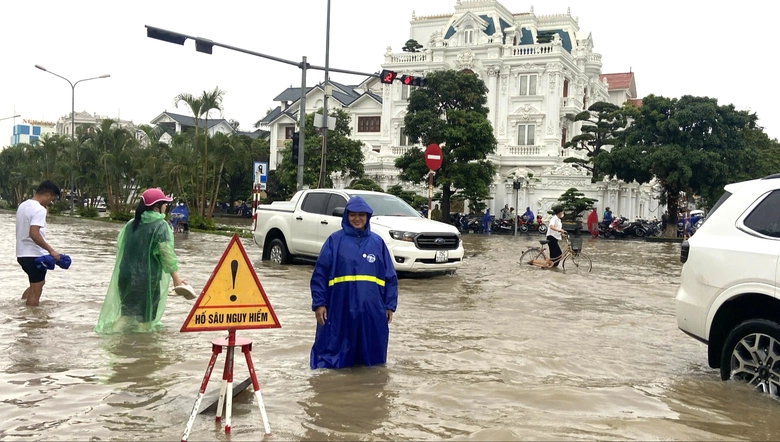 Mưa lớn g&acirc;y ngập cục bộ tại Hải Ph&ograve;ng , ảnh hưởng giao th&ocirc;ng 2026 - Ảnh 1.