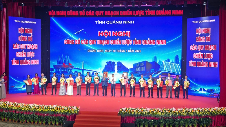 Quảng Ninh c&ocirc;ng bố quy hoạch chiến lược kiến tr&uacute;c cho ph&aacute;t triển đ&ocirc; thị hiện đại 2026 - Ảnh 4.