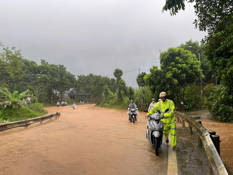 CSGT L&agrave;o Cai ph&acirc;n luồng an to&agrave;n giao th&ocirc;ng Trong mưa lớn tr&ecirc;n quốc lộ 70 - Ảnh 1.