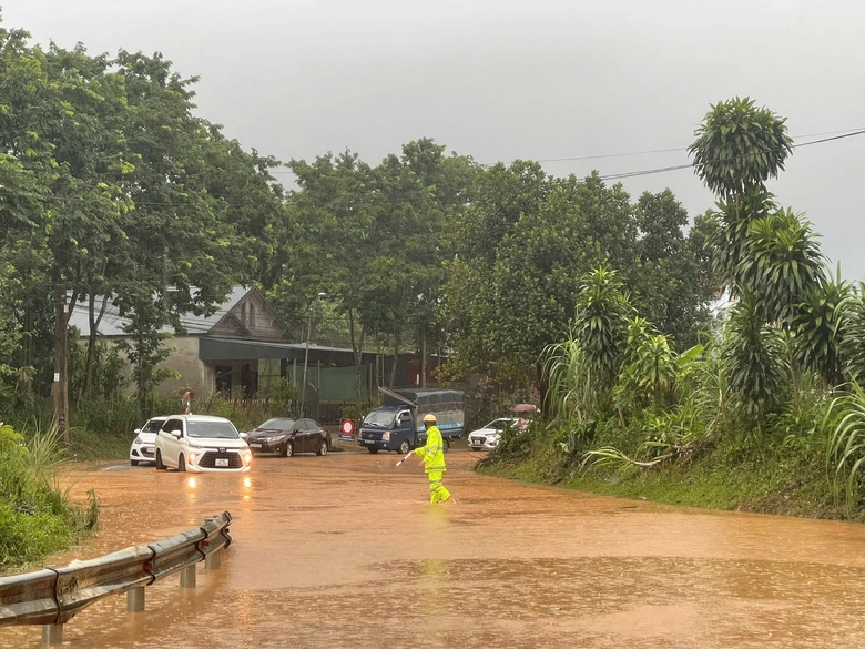 CSGT L&agrave;o Cai ph&acirc;n luồng an to&agrave;n giao th&ocirc;ng Trong mưa lớn tr&ecirc;n quốc lộ 70 - Ảnh 3.