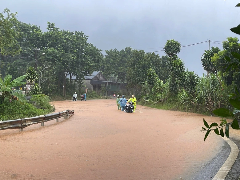 CSGT L&agrave;o Cai ph&acirc;n luồng an to&agrave;n giao th&ocirc;ng Trong mưa lớn tr&ecirc;n quốc lộ 70 - Ảnh 2.