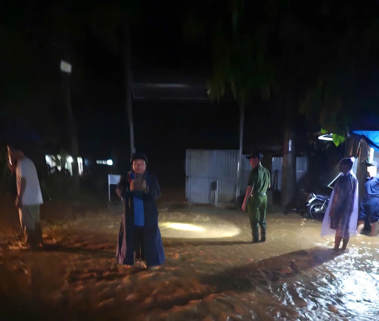 CSGT L&agrave;o Cai ph&acirc;n luồng an to&agrave;n giao th&ocirc;ng Trong mưa lớn tr&ecirc;n quốc lộ 70 - Ảnh 4.