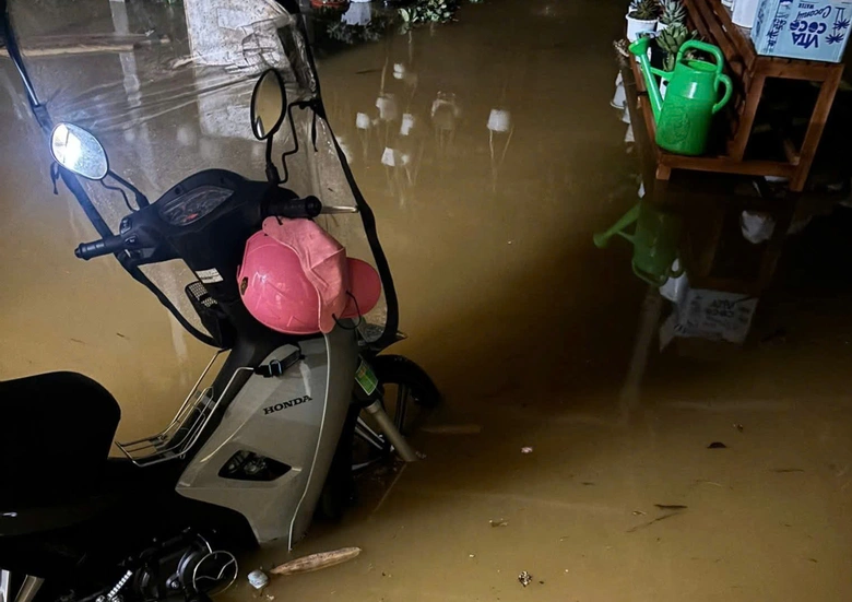 CSGT L&agrave;o Cai ph&acirc;n luồng an to&agrave;n giao th&ocirc;ng Trong mưa lớn tr&ecirc;n quốc lộ 70 - Ảnh 5.