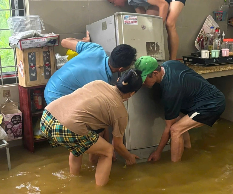 CSGT L&agrave;o Cai ph&acirc;n luồng an to&agrave;n giao th&ocirc;ng Trong mưa lớn tr&ecirc;n quốc lộ 70 - Ảnh 6.