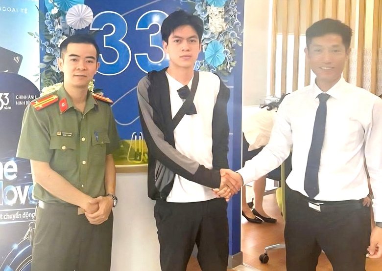 C&ocirc;ng an Ninh B&igrave;nh hỗ trợ người d&acirc;n nhận lại 500 triệu đồng do chuyển khoản nhầm- Ảnh 1.