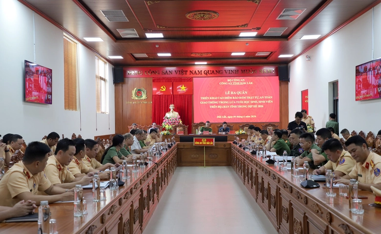 C&ocirc;ng an Đắk Lắk ra qu&acirc;n cao điểm bảo đảm an to&agrave;n giao th&ocirc;ng cho học sinh dịp h&egrave; 2026- Ảnh 1.