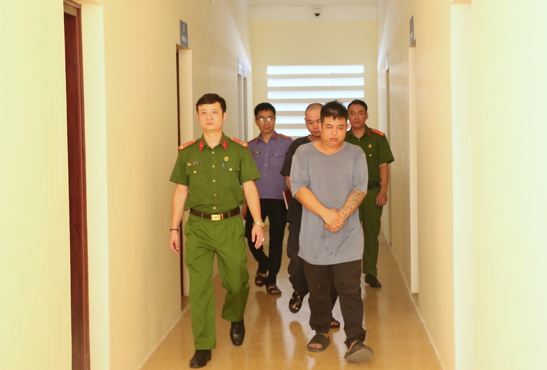 H&agrave; Tĩnh: Khởi tố hai đối tượng giả danh ph&oacute;ng vi&ecirc;n tống tiền cảnh s&aacute;t giao th&ocirc;ng- Ảnh 1.