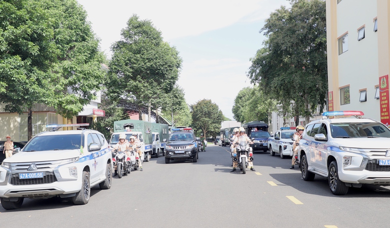 C&ocirc;ng an Đắk Lắk ra qu&acirc;n cao điểm bảo đảm an to&agrave;n giao th&ocirc;ng cho học sinh dịp h&egrave; 2026- Ảnh 4.