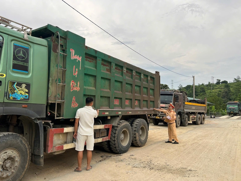 CSGT Tuy&ecirc;n Quang xử  nghi&ecirc;m phương tiện lợi dụng phục vụ dự &aacute;n chở qu&aacute; tải- Ảnh 4.
