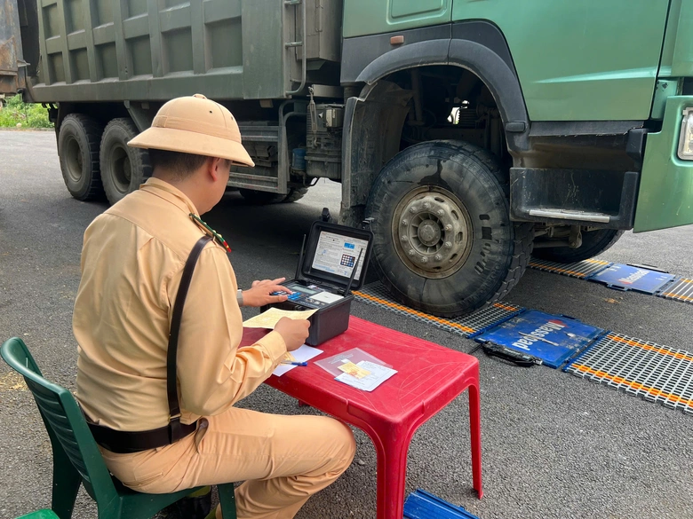 CSGT Tuy&ecirc;n Quang xử  nghi&ecirc;m phương tiện lợi dụng phục vụ dự &aacute;n chở qu&aacute; tải- Ảnh 2.