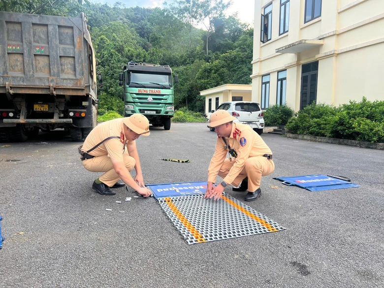 CSGT Tuy&ecirc;n Quang xử  nghi&ecirc;m phương tiện lợi dụng phục vụ dự &aacute;n chở qu&aacute; tải- Ảnh 1.