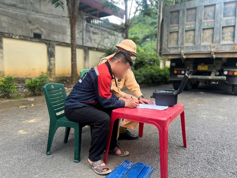 CSGT Tuy&ecirc;n Quang xử  nghi&ecirc;m phương tiện lợi dụng phục vụ dự &aacute;n chở qu&aacute; tải- Ảnh 3.