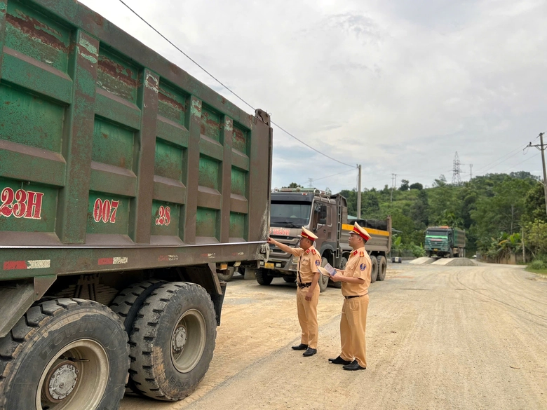CSGT Tuy&ecirc;n Quang xử  nghi&ecirc;m phương tiện lợi dụng phục vụ dự &aacute;n chở qu&aacute; tải- Ảnh 6.