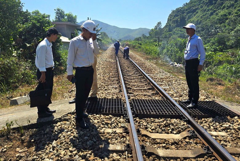 Huế: Cận cảnh r&agrave;o đ&oacute;ng lối đi tự mở nguy hiểm qua tuyến đường sắt Bắc - Nam- Ảnh 7.