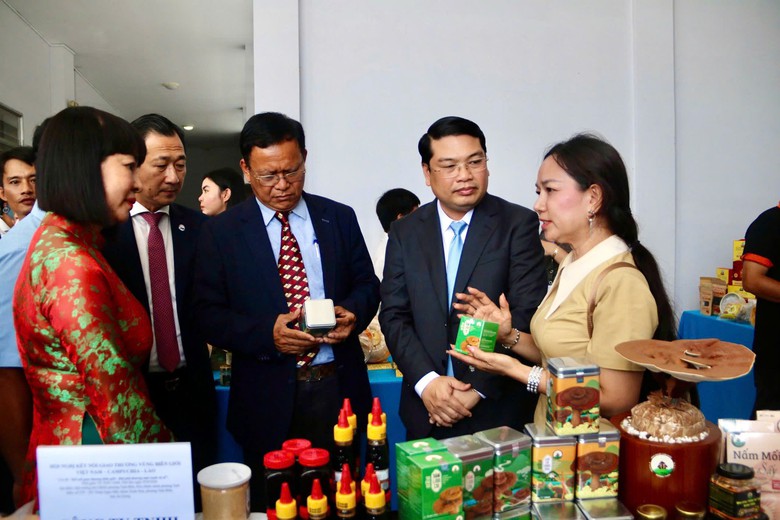 An Giang tăng tốc hạ tầng giao th&ocirc;ng, hướng tới đầu mối giao thương của v&ugrave;ng ĐBSCL- Ảnh 2.