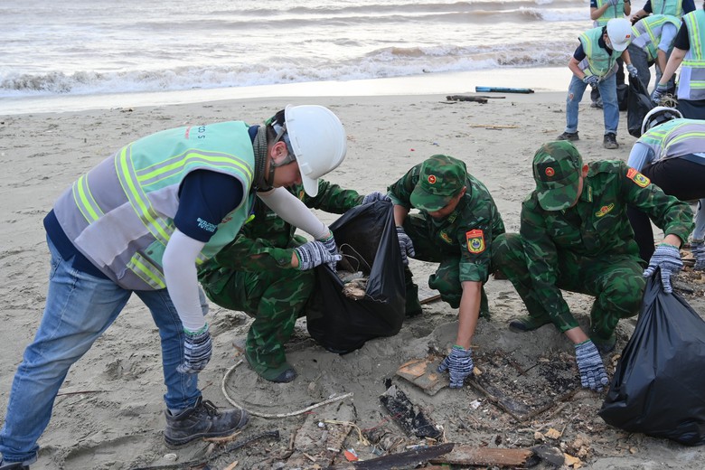 Bộ đội bi&ecirc;n ph&ograve;ng v&agrave; c&ocirc;ng nh&acirc;n x&acirc;y dựng thu gom r&aacute;c l&agrave;m sạch m&ocirc;i trường đảo Ph&uacute; Quốc- Ảnh 3.