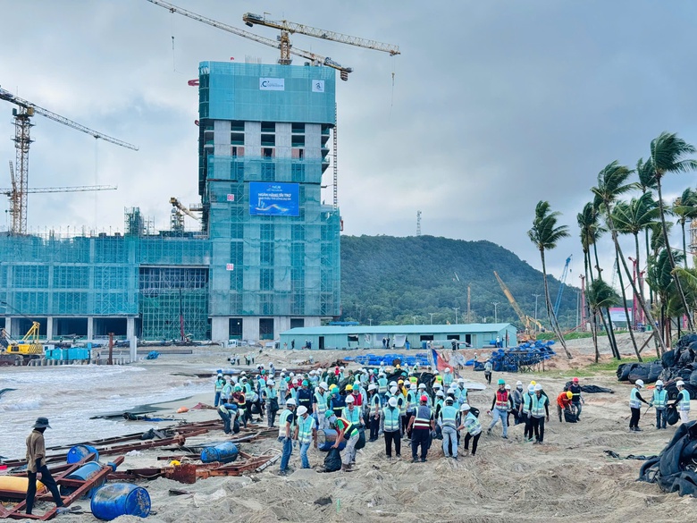 Bộ đội bi&ecirc;n ph&ograve;ng v&agrave; c&ocirc;ng nh&acirc;n x&acirc;y dựng thu gom r&aacute;c l&agrave;m sạch m&ocirc;i trường đảo Ph&uacute; Quốc- Ảnh 2.