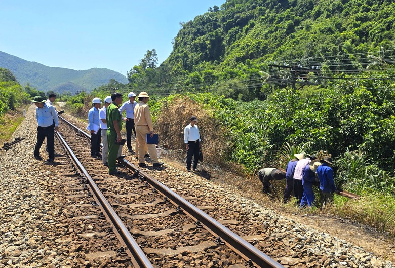 Huế: Cận cảnh r&agrave;o đ&oacute;ng lối đi tự mở nguy hiểm qua tuyến đường sắt Bắc - Nam- Ảnh 2.