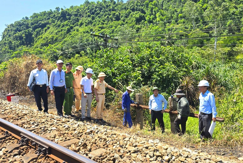 Huế: Cận cảnh r&agrave;o đ&oacute;ng lối đi tự mở nguy hiểm qua tuyến đường sắt Bắc - Nam- Ảnh 3.