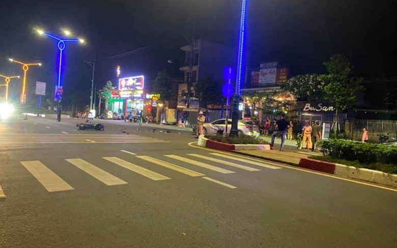 Hiện trường vụ tai nạn khiến nam thanh ni&ecirc;n đi xe m&aacute;y thiệt mạng - Ảnh: Văn Ngọc.
