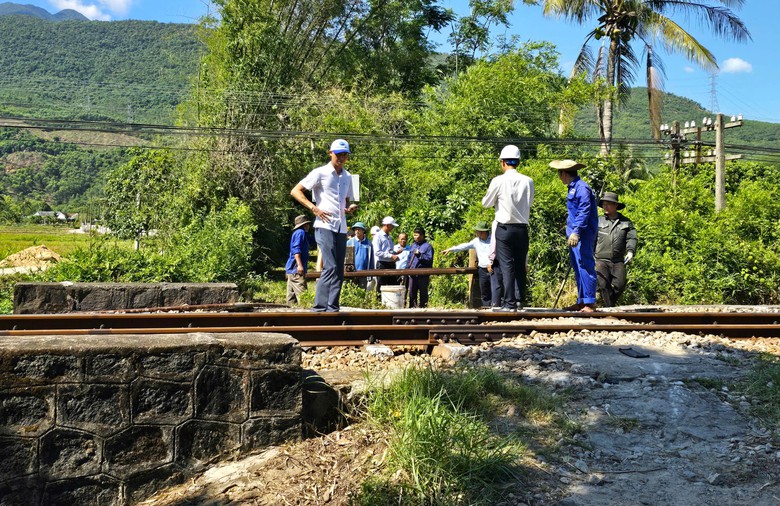 Huế: Cận cảnh r&agrave;o đ&oacute;ng lối đi tự mở nguy hiểm qua tuyến đường sắt Bắc - Nam- Ảnh 4.