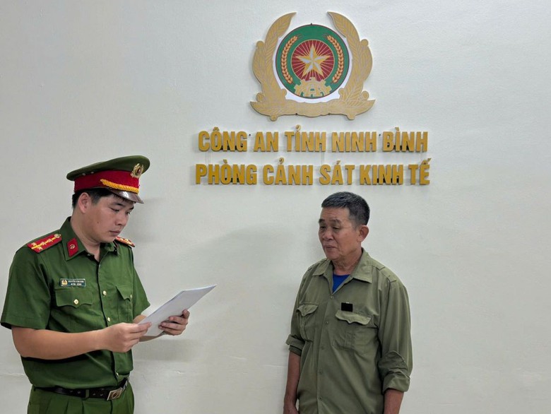 Khởi tố chủ phương tiện khai th&aacute;c c&aacute;t tr&aacute;i ph&eacute;p tr&ecirc;n s&ocirc;ng Đ&aacute;y ở Ninh B&igrave;nh- Ảnh 1.