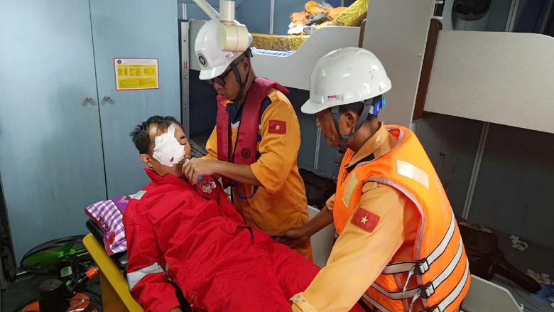 Hai giờ khẩn cấp tiếp cận t&agrave;u dầu cứu thuyền vi&ecirc;n nước ngo&agrave;i bị thương nặng- Ảnh 2.