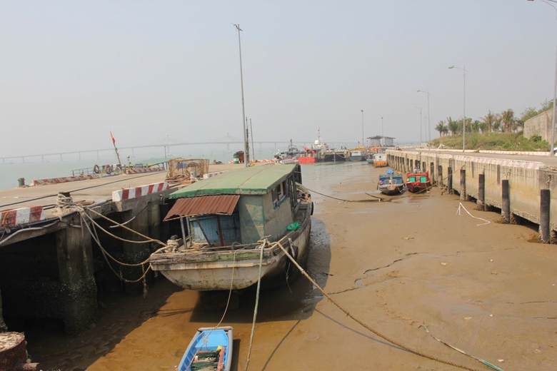 Nghệ An: Luồng lạch bị bồi lắng, cảng c&aacute; Cửa Hội thưa thớt t&agrave;u thuyền- Ảnh 1.