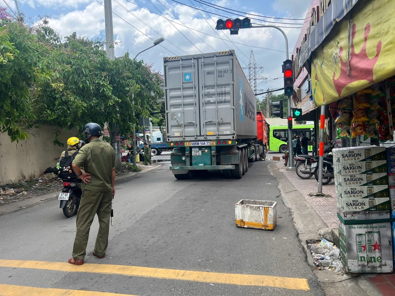 TP.HCM: Xe container chạy v&agrave;o đường cấm, va chạm xe đạp, nam thanh ni&ecirc;n tử vong tại chỗ- Ảnh 1.