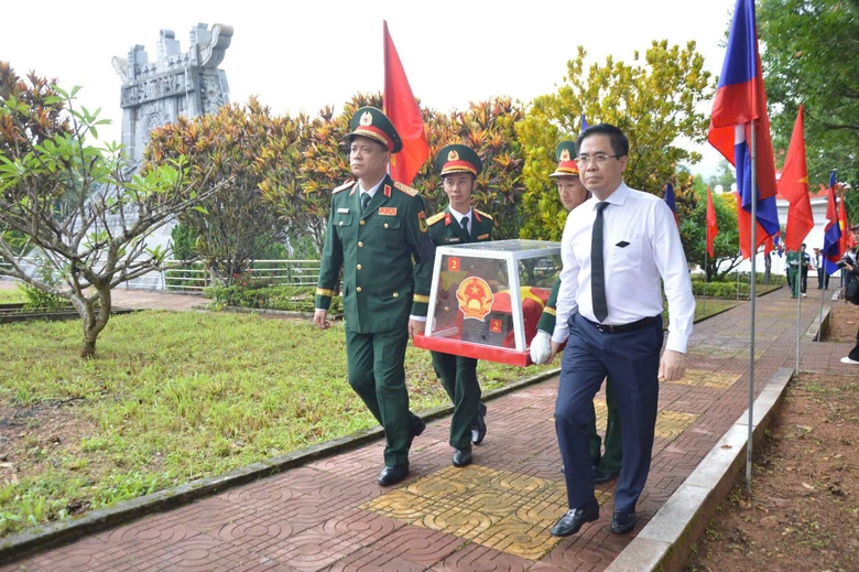 X&uacute;c động lễ an t&aacute;ng c&aacute;c anh h&ugrave;ng liệt sỹ sau h&agrave;ng chục năm hy sinh b&ecirc;n đất bạn- Ảnh 7.