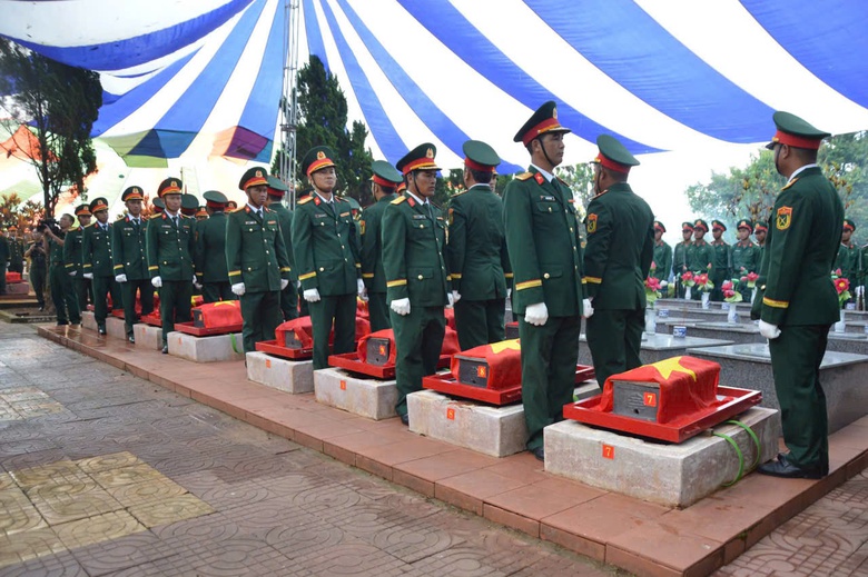 X&uacute;c động lễ an t&aacute;ng c&aacute;c anh h&ugrave;ng liệt sỹ sau h&agrave;ng chục năm hy sinh b&ecirc;n đất bạn- Ảnh 6.