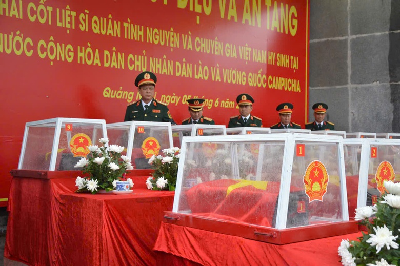 X&uacute;c động lễ an t&aacute;ng c&aacute;c anh h&ugrave;ng liệt sỹ sau h&agrave;ng chục năm hy sinh b&ecirc;n đất bạn- Ảnh 2.