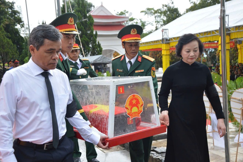 X&uacute;c động lễ an t&aacute;ng c&aacute;c anh h&ugrave;ng liệt sỹ sau h&agrave;ng chục năm hy sinh b&ecirc;n đất bạn- Ảnh 1.